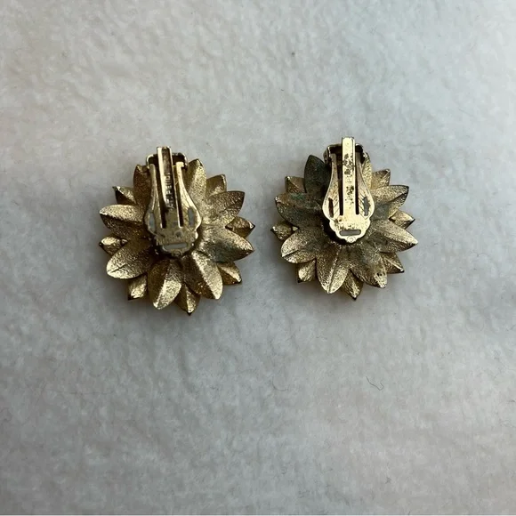 Sarah Coventry "Satin Petals" Signed Gold Tone Brooch & Matching Earrings -1964 - Picture 10 of 13